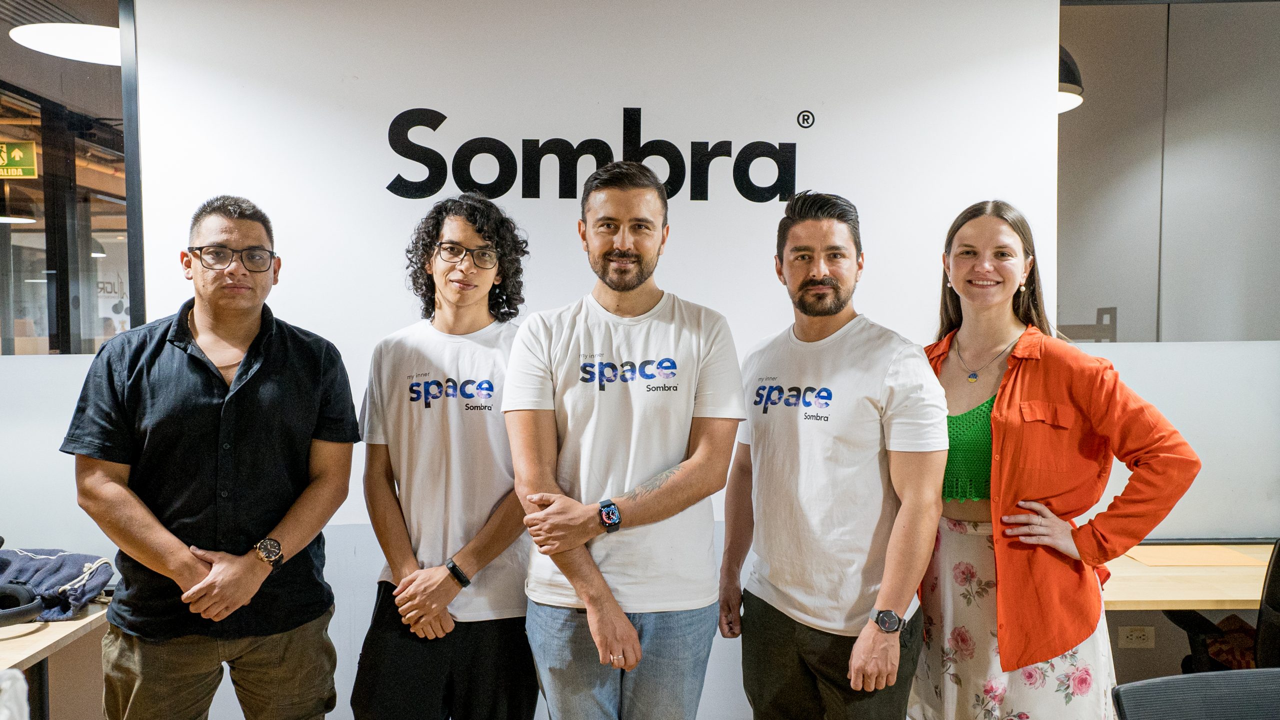 З першого дня повномасштабного вторгнення компанія Sombra щоденно підтримує Україну, системно допомагаючи військовим, реалізовуючи гуманітарні місії та соціальні ініціативи через власний благодійний фонд Sombra for Ukraine.

Компанія співпрацює з перевіреними партнерами, зокрема з фондом «Повернись живим», щоб забезпечувати допомогу саме там, де вона найбільш потрібна.

У 2025 році реалізовано:

Передано допомоги на суму понад $1.59 млн

Закуплено та передано:

16 пікапів і автобусів
3 Starlink та комплекси радіоелектронної боротьби
5 дронів
20+ ноутбуків та інше обладнання

Організовано 5 гуманітарних місій у прифронтові регіони:

Доставлено понад 34 тонни допомоги (продукти, одяг, засоби гігієни, іграшки)

Охоплено понад 10 000 осіб, включно з 3 500 дітьми.