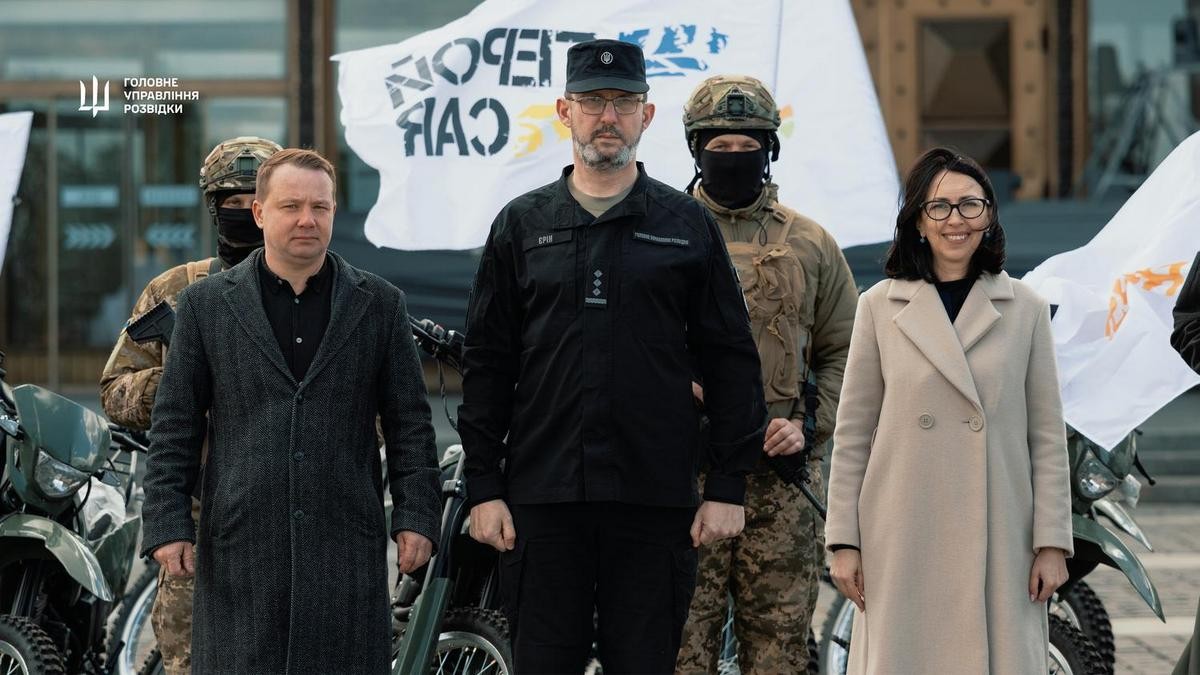 8 травня 2026-го мережа VARUS разом із програмою ГеройCar передала розвідникам ГУР МО України партію з 28 мотоциклів. Техніка для маневреної розвідки, доставки вантажів і евакуації з позицій, куди не заїде авто. Передачу зафіксували RAU та TradeMaster.