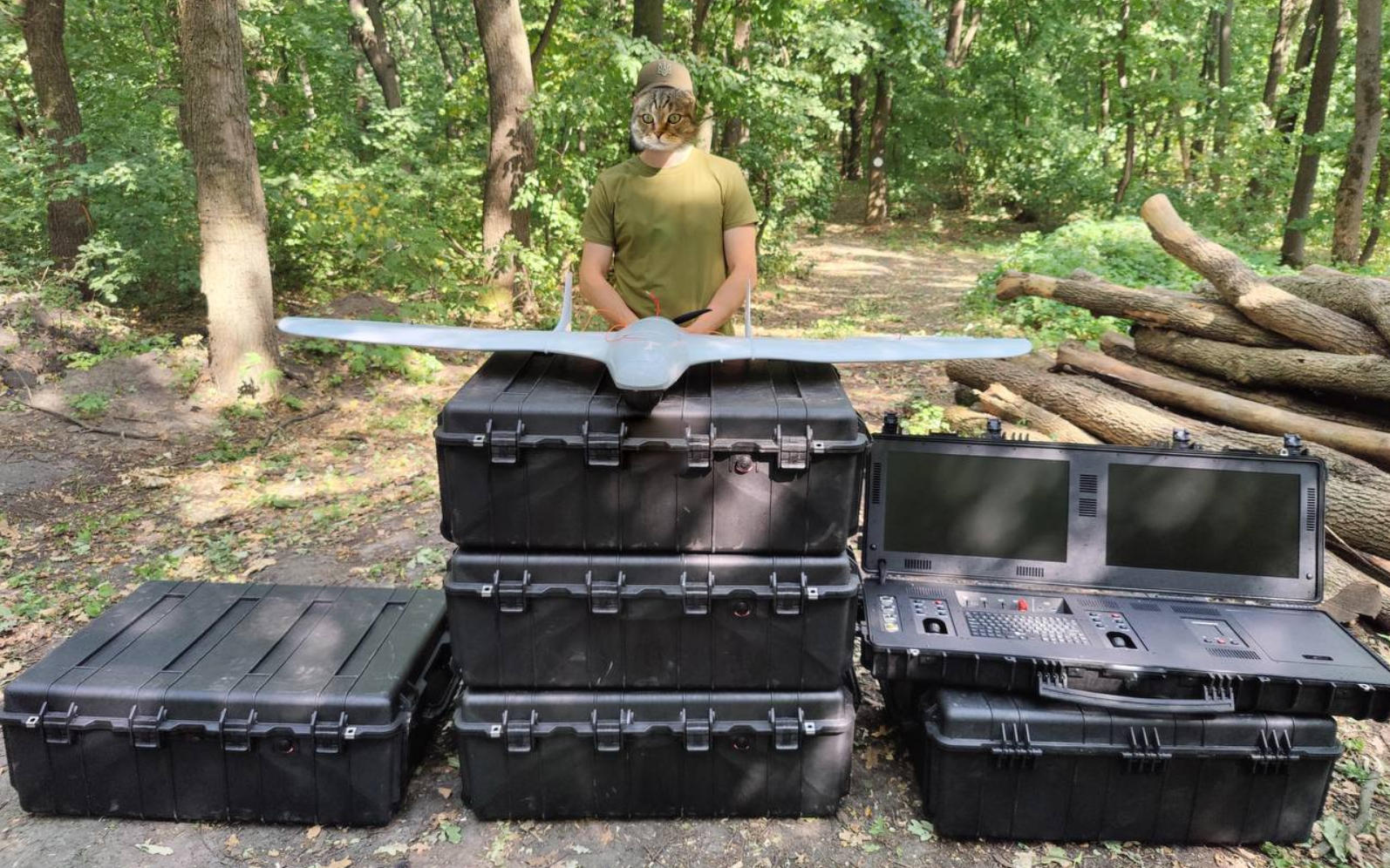 З початку повномасштабного вторгнення спільнота почала закривати нагальні потреби армійців, забезпечуючи їх бронежилетами, раціями, шоломами, автівками, аптечками та турнікетами. У цей час проводили зустрічі з 3-ю окремою штурмовою бригадою, 93-ю бригадою «Холодний Яр», бригадою тактичної авіації, підрозділом СБУ «Альфа», підрозділом зв’язку «ОК Схід», мобільними підрозділами ППО Дніпра тощо. Так вдавалося з перших вуст дізнаватися актуальні запити й технічні прогалини.

Приблизно за два місяці з’явилася потреба в радіостанціях, тепловізорах тощо. В IT Dnipro Community знаходили та закуповували все можливе. Попит був дуже великим. Шукати обладнання доводилося за кордоном, далі — будувати складні логістичні маршрути, щоби привезти речі.

Приблизно у середині літа 2022 року в IT Dnipro Community почали надходити більш технічно складні запити. Спілкування з військовими ставало все тіснішим, тоді в спільноті зрозуміли, що можуть застосовувати власну експертизу у сфері сучасних ІТ-рішень для ЗСУ. Згодом це переросло в повноцінний окремий напрям роботи  — miltech.