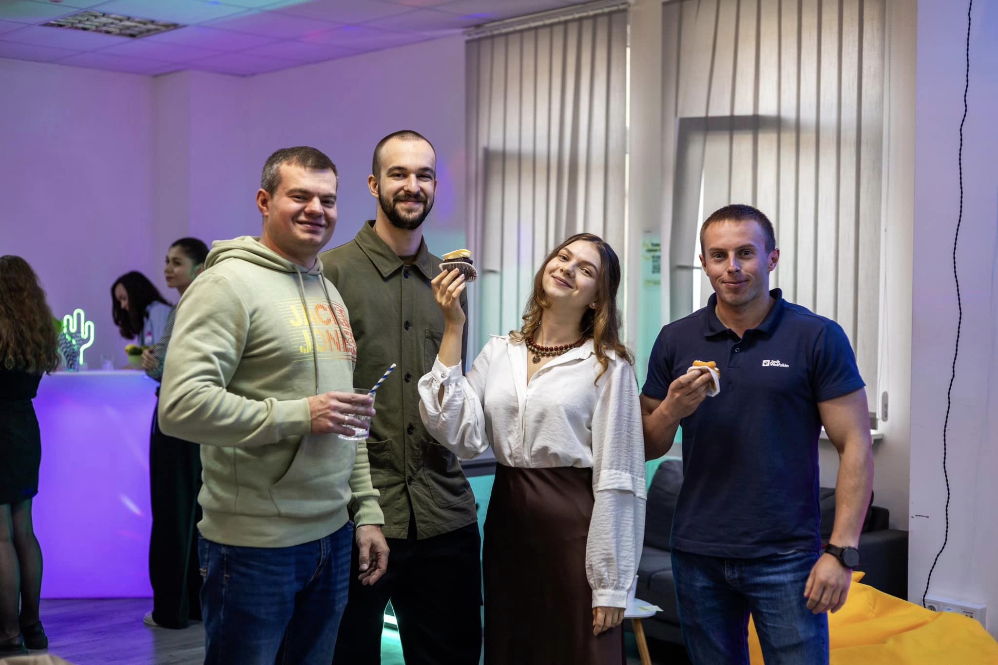 Під час Avenga Charity Day компанія спільними зусиллями зібрала 375 000 гривень для колег-захисників.

