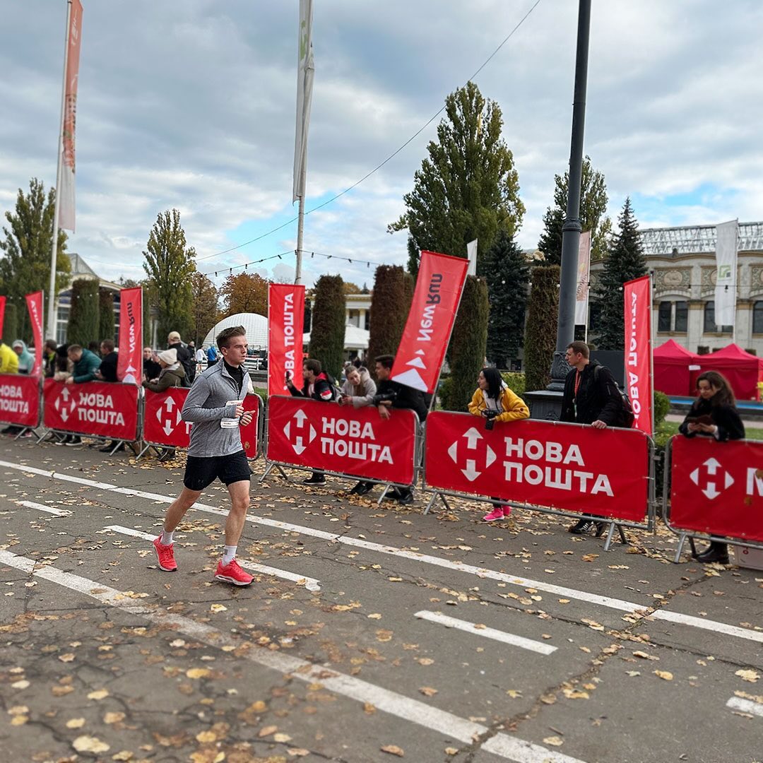 Співробітники Scientific Alliance взяли участь у забігу "Не зупиняйся! Kyiv Marathon". Це був благодійний забіг від NewRun та "Нової Пошти", який відбувся 29 жовтня 2023 року у Києві на ВДНГ.

Понад 14 тисяч людей з 65 країн світу долучилися до "Найдовшого у світі марафону" задля підтримки українських героїв.

Загалом в рамках марафону вдалося зібрати понад 3 мільйони 800 тисяч гривень.

Компанія Scientific Alliance оплатила стартові внески співробітників, що взяли участь у забігу, усі кошти з яких були перераховані у фонд «Повернись живим» на посилення сил ППО.