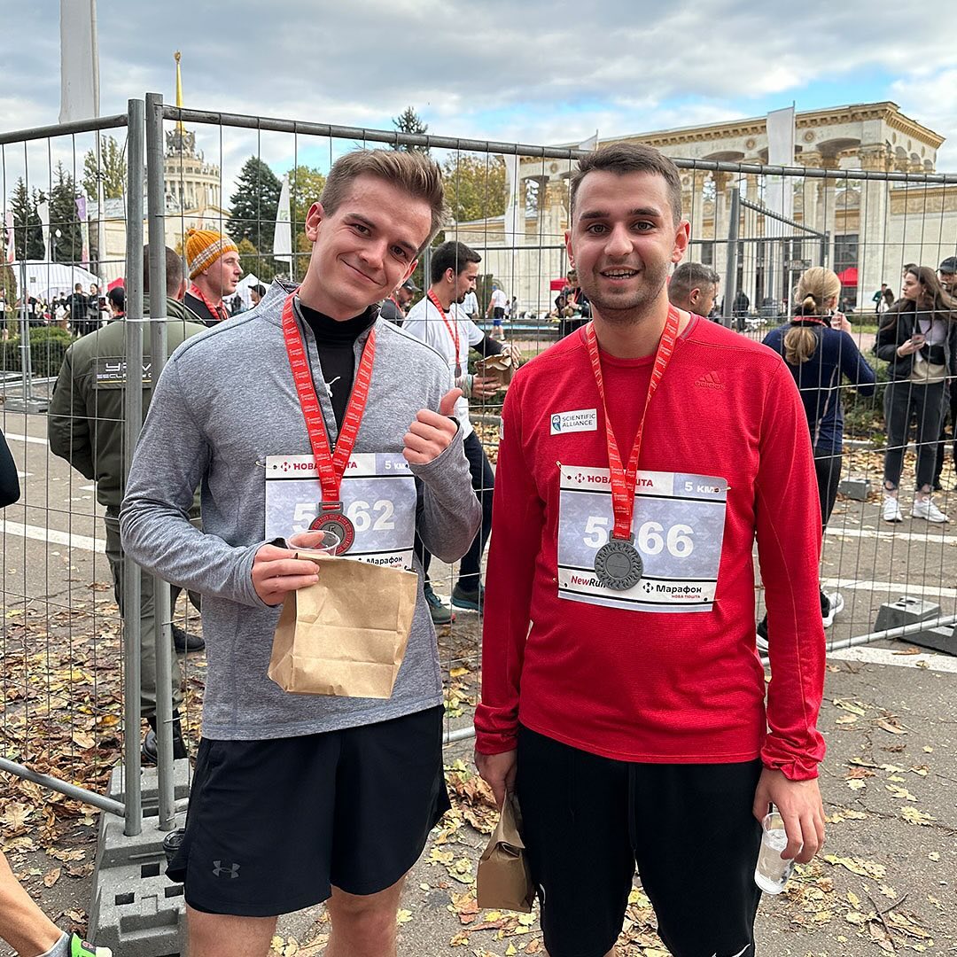 Співробітники Scientific Alliance взяли участь у забігу "Не зупиняйся! Kyiv Marathon". Це був благодійний забіг від NewRun та "Нової Пошти", який відбувся 29 жовтня 2023 року у Києві на ВДНГ.

Понад 14 тисяч людей з 65 країн світу долучилися до "Найдовшого у світі марафону" задля підтримки українських героїв.

Загалом в рамках марафону вдалося зібрати понад 3 мільйони 800 тисяч гривень.

Компанія Scientific Alliance оплатила стартові внески співробітників, що взяли участь у забігу, усі кошти з яких були перераховані у фонд «Повернись живим» на посилення сил ППО.