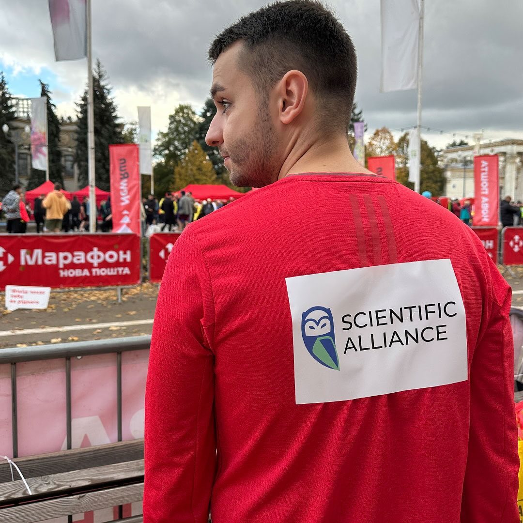 Співробітники Scientific Alliance взяли участь у забігу "Не зупиняйся! Kyiv Marathon". Це був благодійний забіг від NewRun та "Нової Пошти", який відбувся 29 жовтня 2023 року у Києві на ВДНГ.

Понад 14 тисяч людей з 65 країн світу долучилися до "Найдовшого у світі марафону" задля підтримки українських героїв.

Загалом в рамках марафону вдалося зібрати понад 3 мільйони 800 тисяч гривень.

Компанія Scientific Alliance оплатила стартові внески співробітників, що взяли участь у забігу, усі кошти з яких були перераховані у фонд «Повернись живим» на посилення сил ППО.