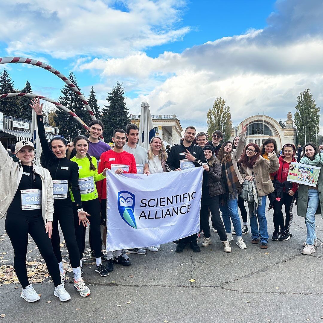 Співробітники Scientific Alliance взяли участь у забігу "Не зупиняйся! Kyiv Marathon". Це був благодійний забіг від NewRun та "Нової Пошти", який відбувся 29 жовтня 2023 року у Києві на ВДНГ.

Понад 14 тисяч людей з 65 країн світу долучилися до "Найдовшого у світі марафону" задля підтримки українських героїв.

Загалом в рамках марафону вдалося зібрати понад 3 мільйони 800 тисяч гривень.

Компанія Scientific Alliance оплатила стартові внески співробітників, що взяли участь у забігу, усі кошти з яких були перераховані у фонд «Повернись живим» на посилення сил ППО.