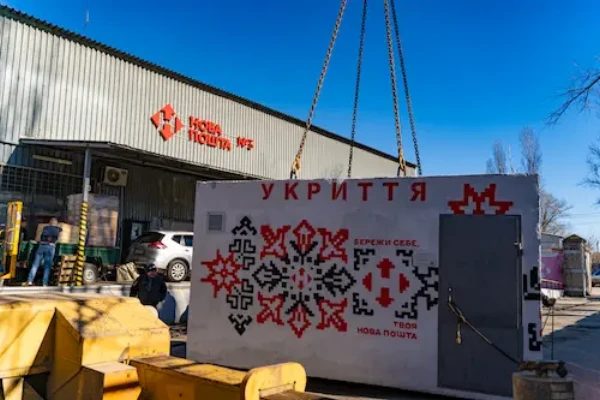 Нова пошта забезпечила встановлення ще 2 укритів в місті Херсон. Загалом тепер у Миколаєві, Харкові та Херсоні — 6 бетонних укриттів, де мешканці можуть сховатись у разі небезпеки та врятуватися від уламків.