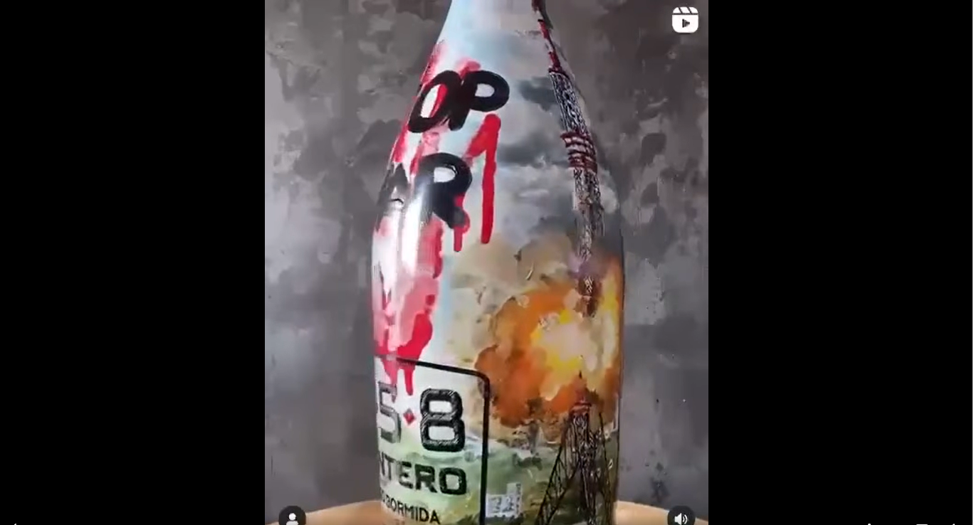 Італійський художник Дієго Борміда створив вручну арт на 3-літровій пляшці просеко Santero Villa Jolanda на підтримку України. Цю пляшку була продана на аукціоні за 20 000€, які були використані для купівлі машини швидкої допомоги для України. 