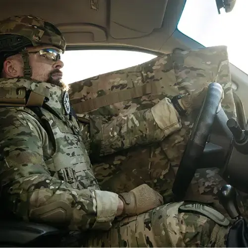 "Нова Пошта" передала військовим 13-ї бригади оперативного призначення «Хартія» спеціальні захисні ковдри. Вони виготовлені зі стійкого матеріалу, який захищає від уламків дронів, мінометного вогню та інших небезпек на полі бою. Ці ковдри — легкі, мобільні та незамінні в ситуаціях, коли немає можливості сховатися від уламків. Їх зручно використовувати на позиціях, під час пересування або у критичних ситуаціях. Загальна вартість 100 бронековдр 2,6 млн грн — і кожна з них поїхала туди, де справді потрібна.