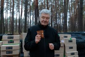 Петро Порошенко презентував особливий шоколад, виготовлений спеціально для українських військових. Він розповів, що цей продукт є частиною ініціативи його благодійного фонду та має унікальні властивості, які роблять його незамінним у фронтових умовах.