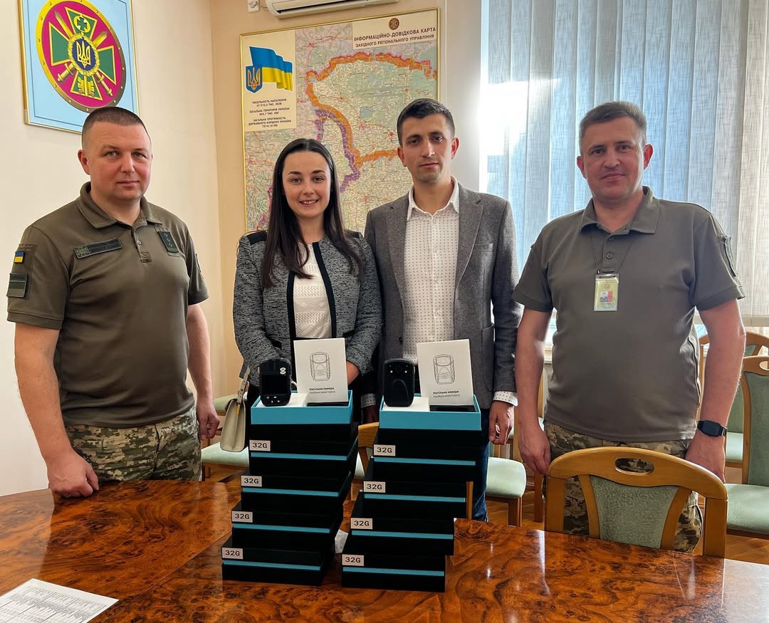 Західне Регіональне Управління Державної Прикордонної Служби України звернулося до Incora із важливим проханням. У контексті благодійної ініціативи "Incora for Ukraine" компанія прийняла це прохання і відповіла на нього. У рамках цієї ініціативи передали 10 натільних камер, які стали надзвичайно важливим обладнанням для покращення контролю на пунктах пропуску через державний кордон.