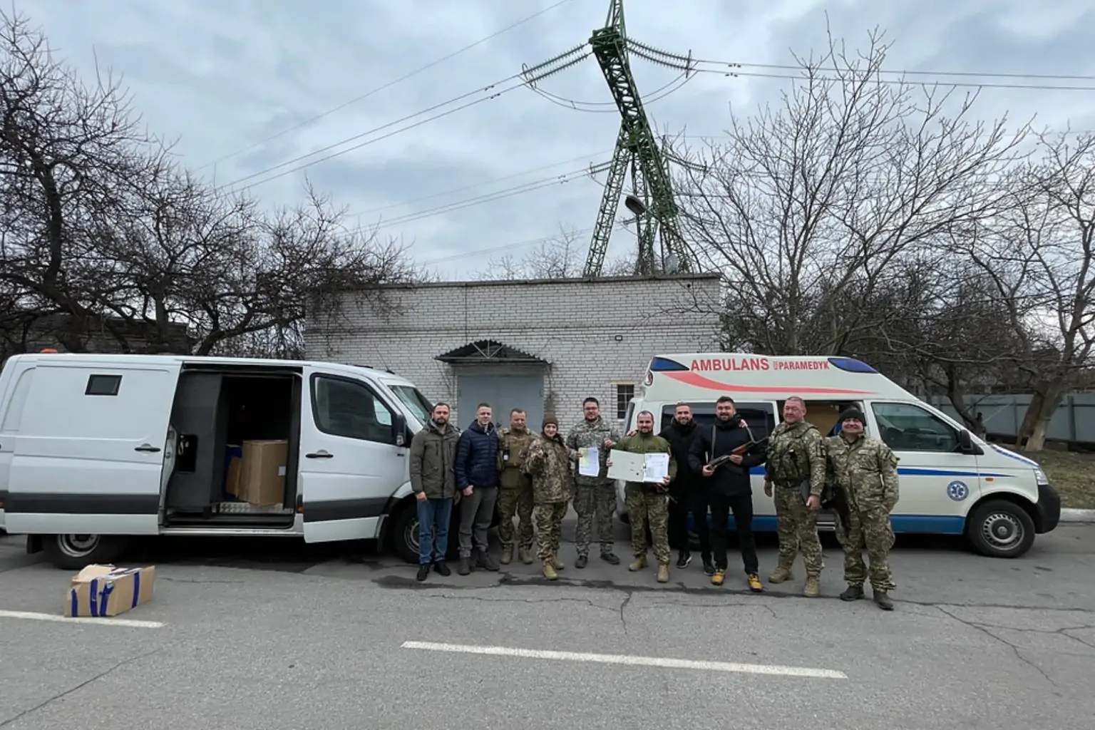 На початку повномасштабного вторгнення росії в Україну працівники сумської IT-компанії Brocoders, столичної Casers та львівської BotsCrew створили у Львові волонтерську ініціативу Help Ukraine. На момент липня 2022 року вони допомогли з евакуацією до країн Європи більше ніж п’яти тисячам українців, доставили понад 15 тонн гуманітарної допомоги, закупили чотири швидких та кілька броньованих машин для медичного персоналу в гарячих точках.