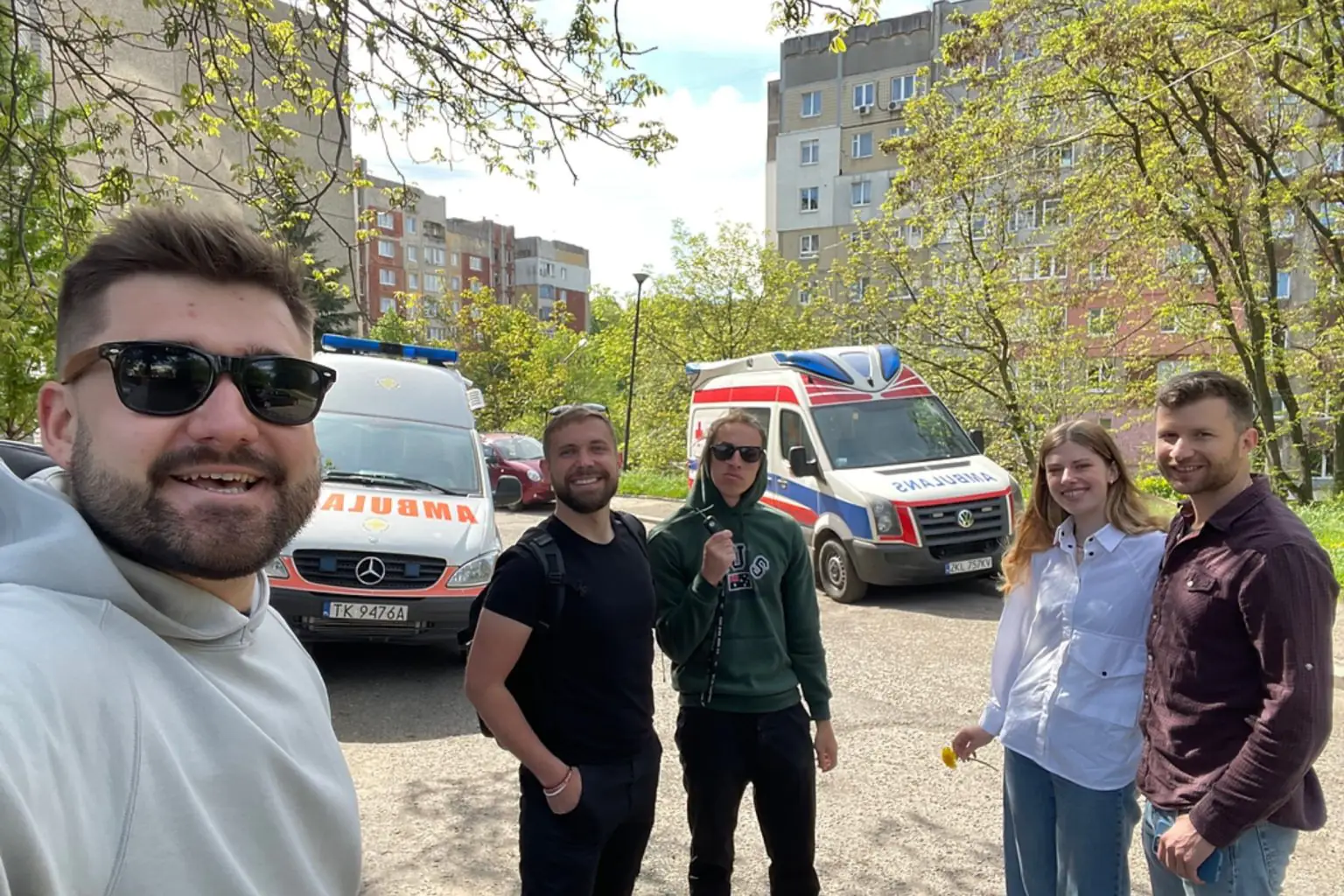 На початку повномасштабного вторгнення росії в Україну працівники сумської IT-компанії Brocoders, столичної Casers та львівської BotsCrew створили у Львові волонтерську ініціативу Help Ukraine. На момент липня 2022 року вони допомогли з евакуацією до країн Європи більше ніж п’яти тисячам українців, доставили понад 15 тонн гуманітарної допомоги, закупили чотири швидких та кілька броньованих машин для медичного персоналу в гарячих точках.