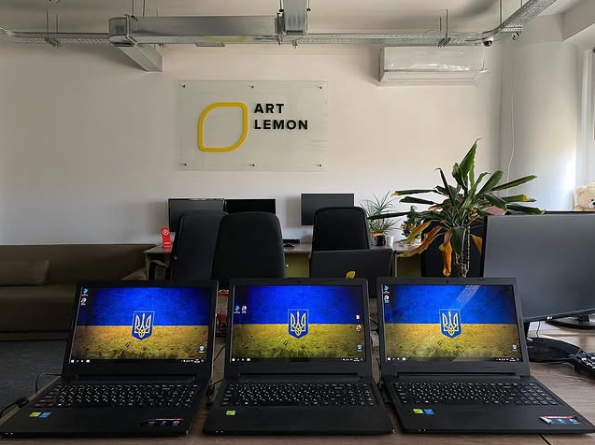 Art Lemon передав ноутбуки для допомоги у ЗСУ.