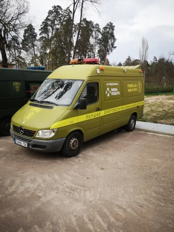 Нова пошта придбала 2 авто за 1,3 млн грн для Першого добровольчого мобільного шпиталю ім. Миколи Пирогова, аби підтримати тих, хто цілодобово бореться за життя наших захисників та захисниць. А медики ПДМШ надають першу допомогу військовим, стабілізують їхній стан та доставляють до лікарні подалі від лінії фронту.