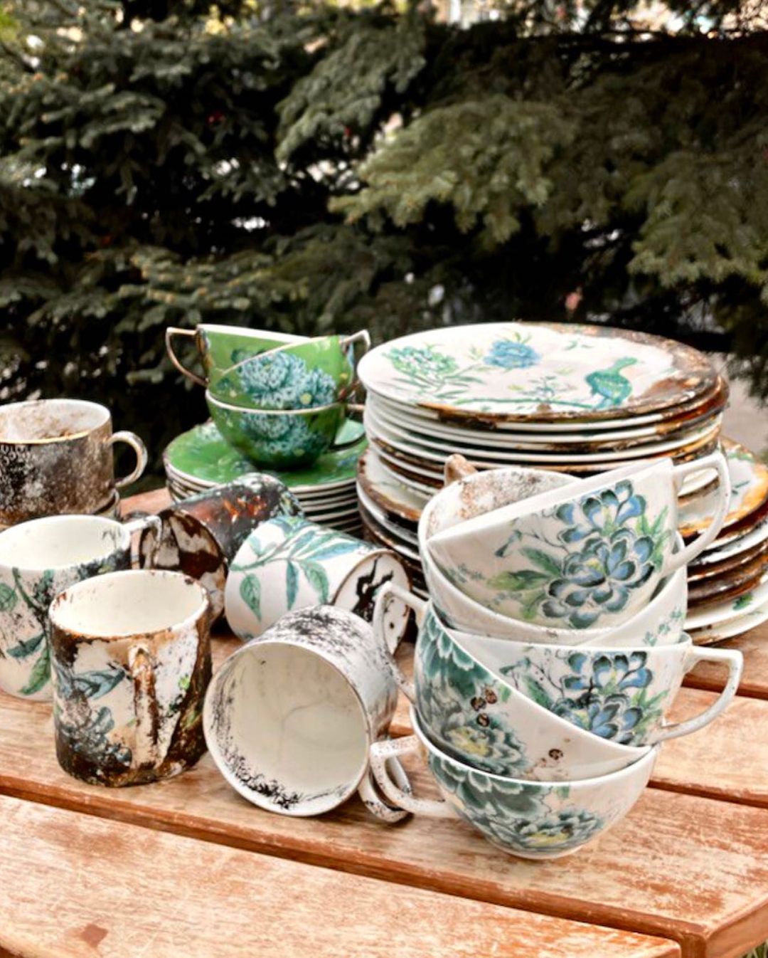 Проєкт Home від Goodwine продавав посуд, що вижив після російської атаки, а гроші направлял на ЗСУ. Таким чином вдалося зібрати 20 тисяч грн.
