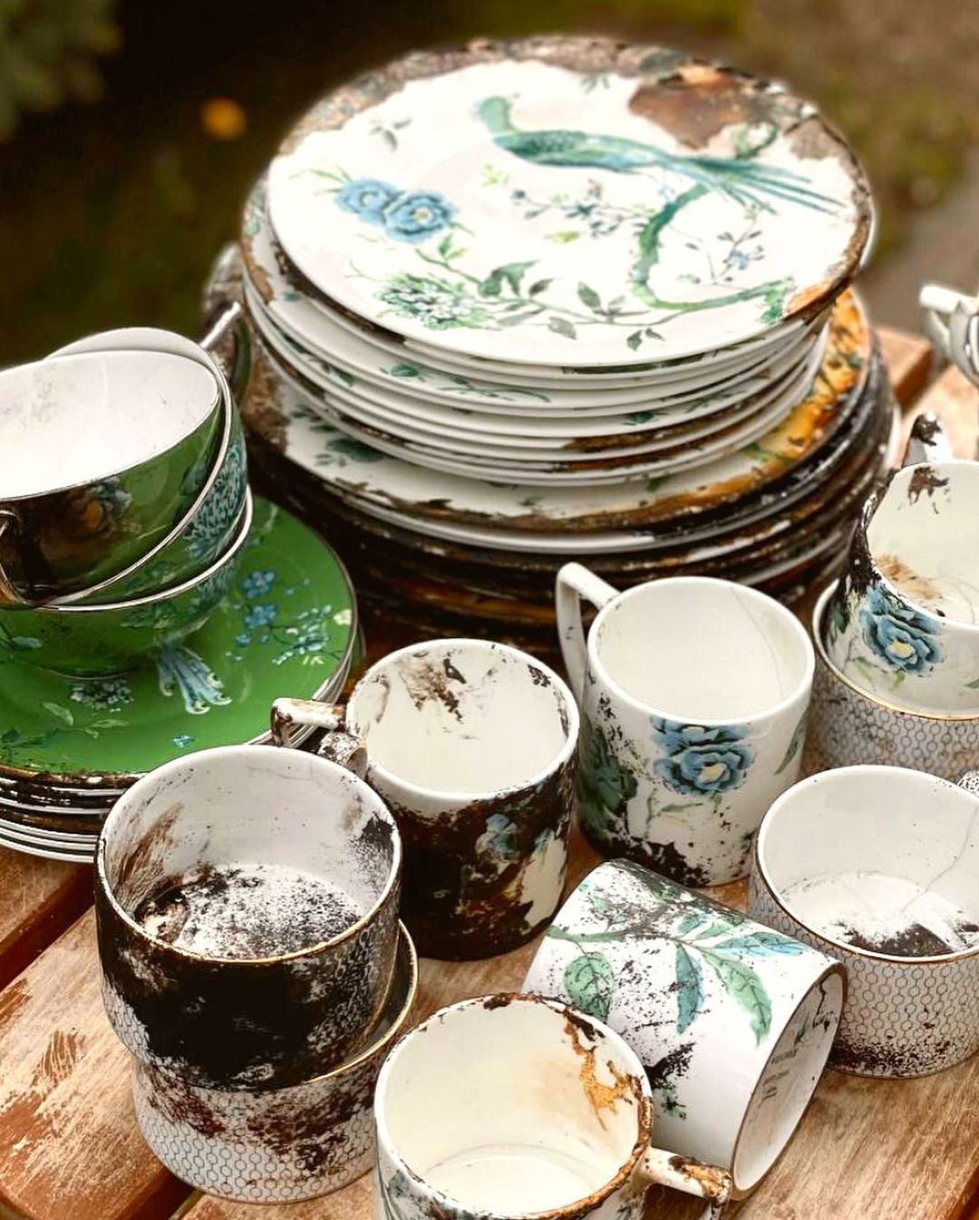 Проєкт Home від Goodwine продавав посуд, що вижив після російської атаки, а гроші направлял на ЗСУ. Таким чином вдалося зібрати 20 тисяч грн.
