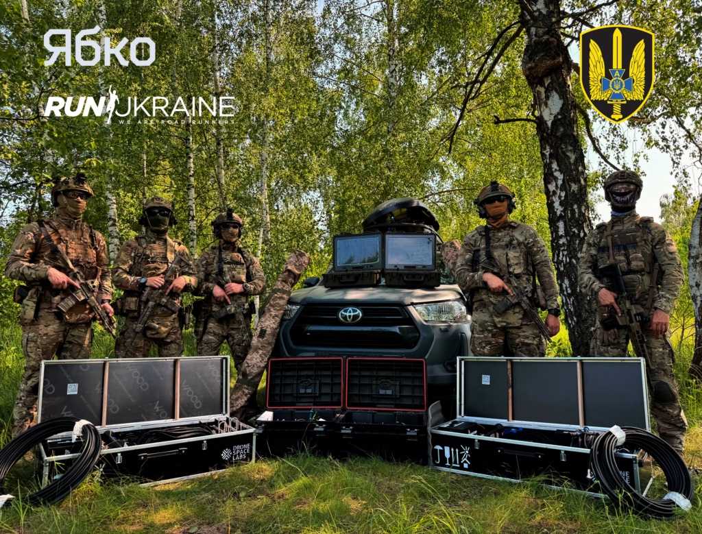 Навесні 2025-го мережа «Ябко» передала 1 000 000 грн штурмовому загону PRIDE Group Центру спеціальних операцій «А» СБУ в межах бігозбору Run Ukraine — за 81 256 км, які подолали 840 учасників. За ці кошти бійці отримали автомобільну систему РЕБ, два ретранслятори для БпЛА та дві наземні станції управління безпілотниками.