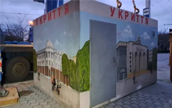 Нова пошта оплатила створення та встановлення двох бетонних укриттіву Херсоні. Місткість кожного – 20 людей. Усередині є лави, розетки та освітлення.
