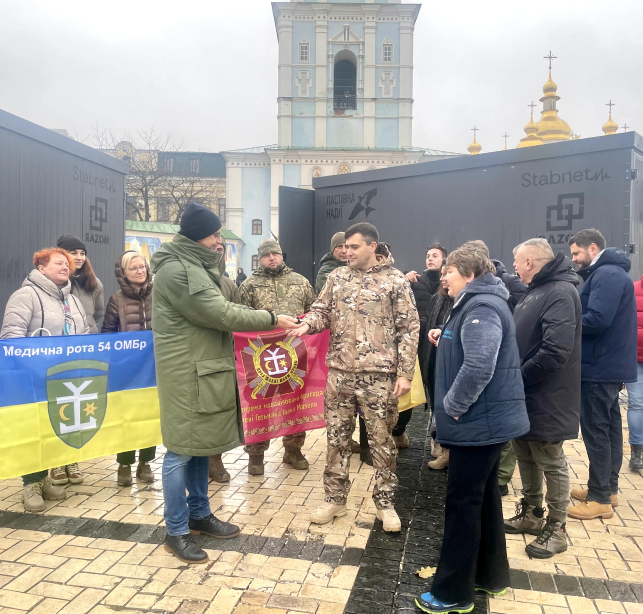 За фінансової підтримки UKRSIBBANK BNP Paribas Group виготовили 2 стабілізаційні контейнери, які передали  медичним підрозділам 54-ї та 21-ї бригад Збройних Сил України, які зараз знаходяться на найбільш складних напрямках фронту.