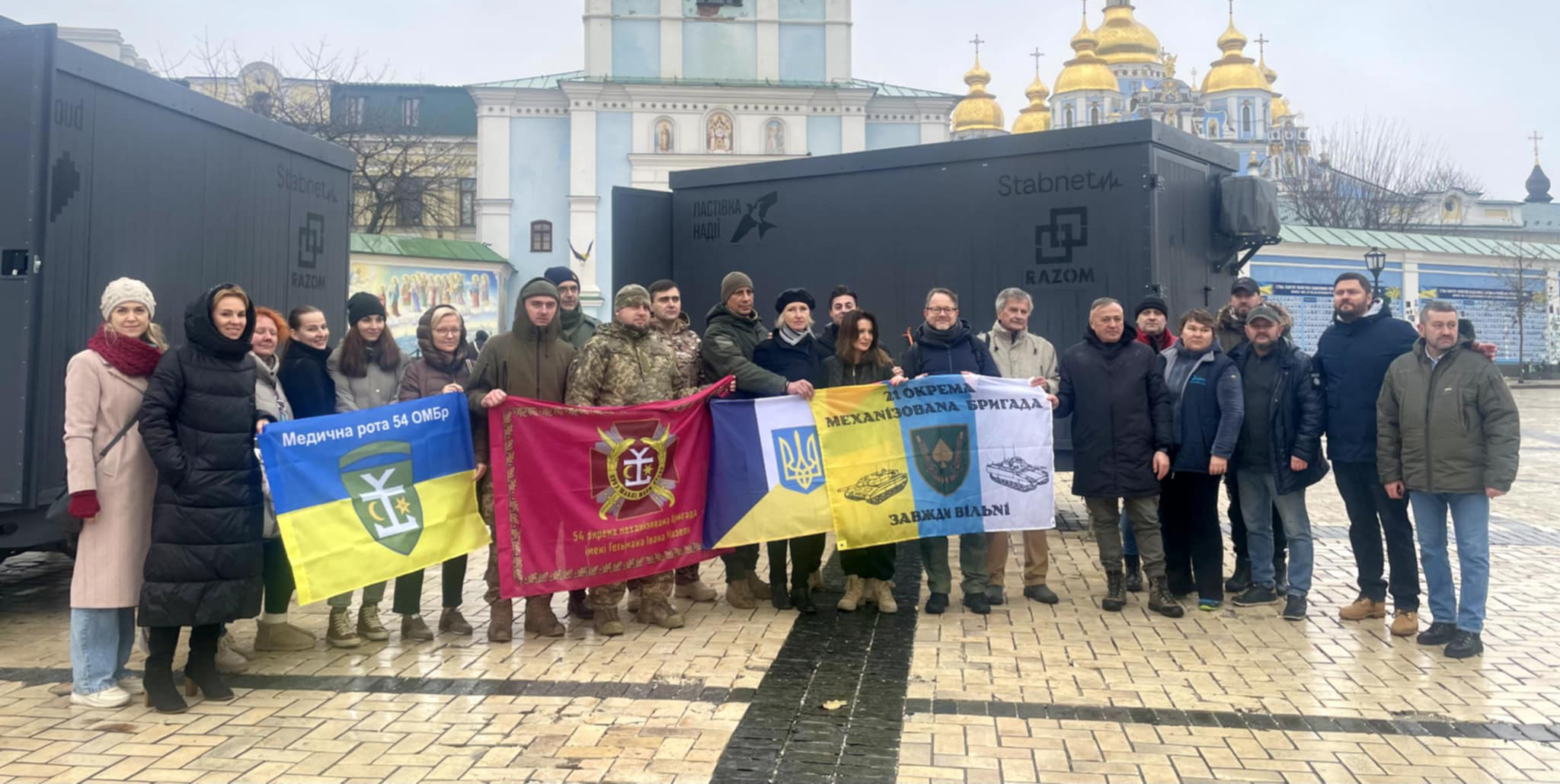 За фінансової підтримки UKRSIBBANK BNP Paribas Group виготовили 2 стабілізаційні контейнери, які передали  медичним підрозділам 54-ї та 21-ї бригад Збройних Сил України, які зараз знаходяться на найбільш складних напрямках фронту.