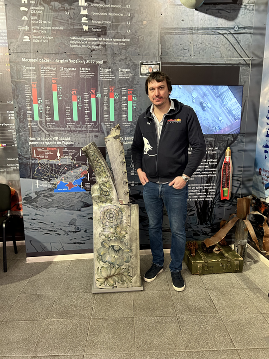 Codebridge, спільно з партнерами компанією А1 Consulting, передали Музею Становлення Української Нації артоб’єкт - уламок ракети Калібр, який був збитий на Житомирщині, в районі Коростеня 96-ю Київською зенітно-ракетною бригадою (96 ЗБР, в/ч А2860), розмальований українською мисткинею Варварою Логвин.
Цей артоб’єкт став символом великого збору на дрони, побачити його можна за адресою вул. Лаврська, 27 (вхід з вул. Запечерної). 
