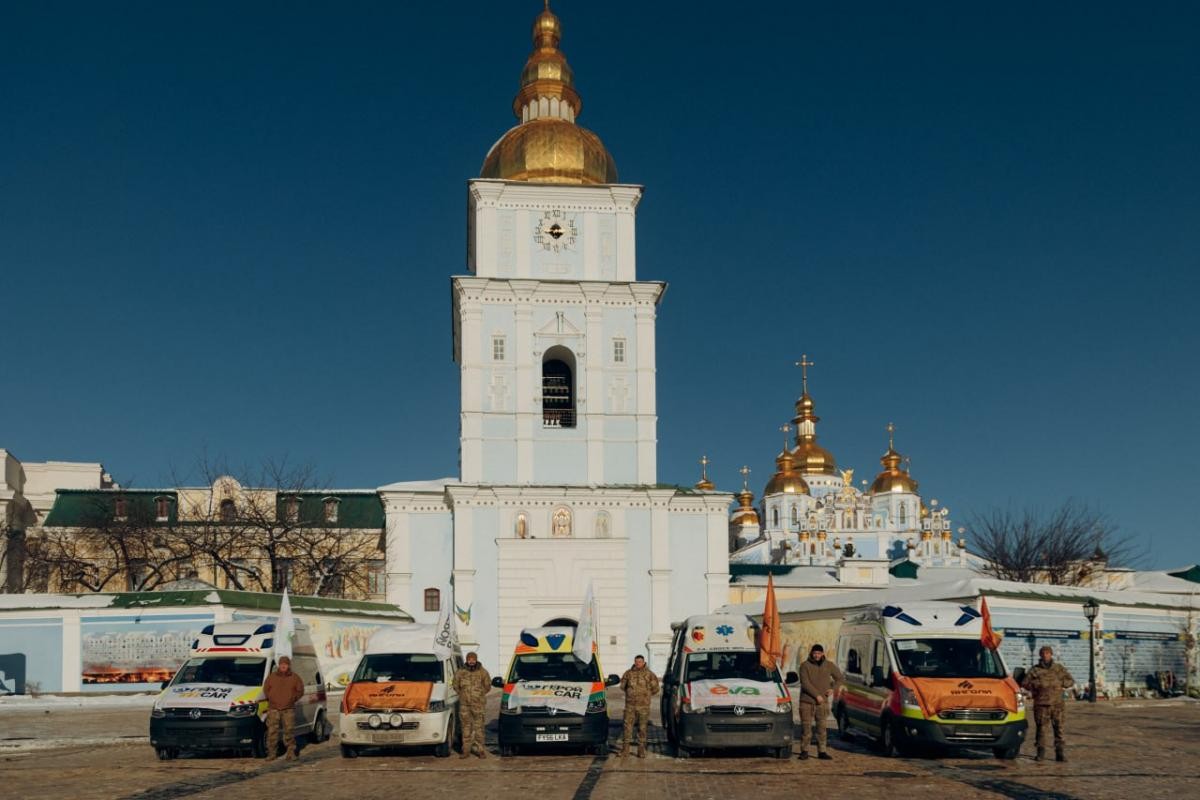 9 лютого 2026-го на Михайлівській площі в Києві мережа EVA разом із програмою ГеройCar передала патронатній службі «Янголи» Третього армійського корпусу п’ять повнопривідних медичних евакуаційних автомобілів Volkswagen. Гроші на автівки — понад 4,3 млн грн — зібрали близько 350–356 тисяч клієнтів мережі на касах у межах ініціативи «Підтримай життя».