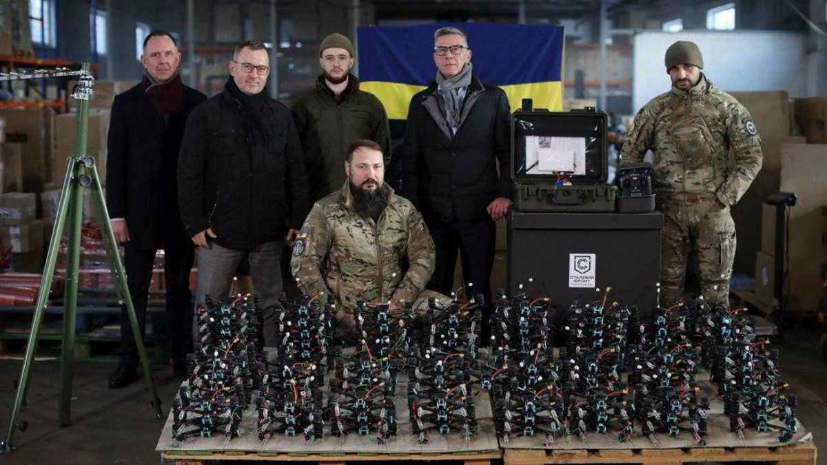 "Укртелеком" системно надає підтримку Силам оборони України.

У 2022 році на потреби захисників спрямовано близько 50 млн грн.

У межах ініціативи "Сталевий фронт Ріната Ахметова" компанія надала бойовим підрозділам Сил оборони безпілотні авіаційні комплекси "Валькірія" та "Лелека".

З початку повномасштабної війни компанія передала 190 корпоративних автомобілів, три тисячі тактичних аптечок, понад чотири тисячі медичних турнікетів, дві тисячі кровоспинних бандажів та пов’язок, сотні рацій, десятки нош, генераторів та багато інших необхідних речей і обладнання для потреб наших захисників.