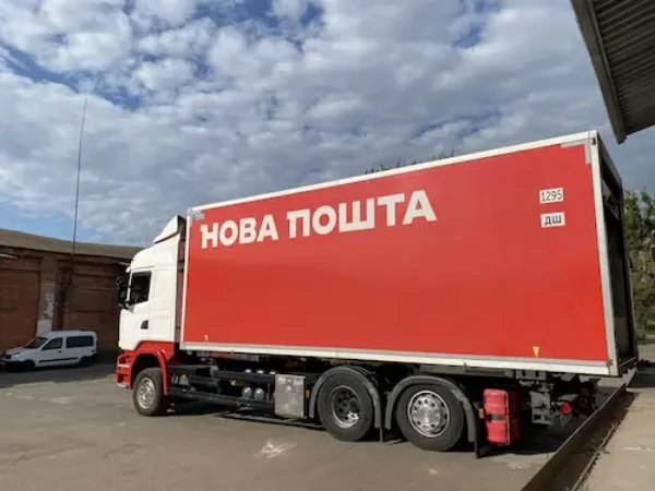 Нова пошта забезпечила доставку гуманітарної допомоги для Міністерства з питань реінтеграції тимчасово окупованих територій України з Києва до Дніпра. Місцеві мешканці отримали 13 палет необхідних медикаменти та засобів гігієни.