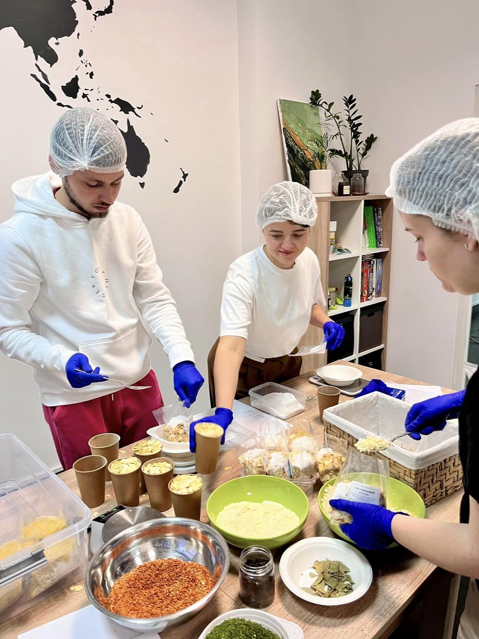У вересні ORIL провів ініціативу з пакування наборів сублімованої їжі для українських військових. Команда спільно із проєктом cook.it підготували 214 наборів (856 порцій). Серед страв, які збирали для захисників: гороховий і вермішелевий суп та кускус з овочами. 