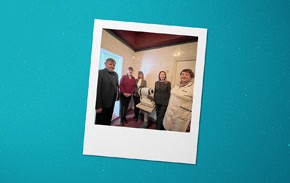 6 квітня 2026-го Креді Агріколь Україна передав Ставищенській лікарні на Київщині автоматичний рефкератометр вартістю понад 300 тис. грн — офтальмологічний прилад для діагностики зору й підбору лінз. Проєкт зробили разом із БФ «Твоя опора»; апарат уже стоїть у лікарні.