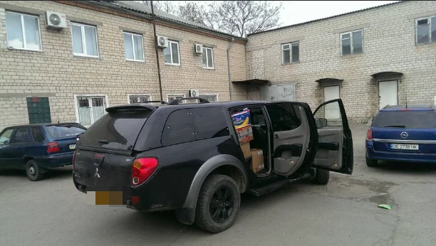 Компанія регулярно поставляє на фронт комп’ютерну техніку, планшети, мобільні телефони, рації, дрони. Дронів буває багато різного класу для різних завдань: і дорогих багатофункціональних, і дешевших мавіків. На вагу золота також в зоні війни підсилювачі сигналу для дронів та рацій. 