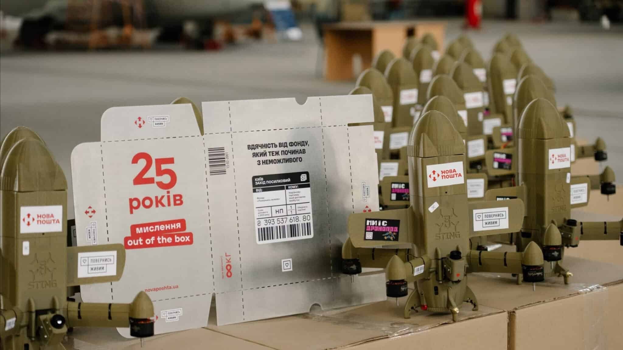 До 25-річчя Нова пошта разом із фондом «Повернись живим» закрила збір на дрони-перехоплювачі для 1020-го зенітно-ракетного артилерійського полку в межах проєкту «Дронопад». Компанія внесла 15 млн грн; сам збір у підсумку зібрав 25 182 890 грн. У червні 2026-го фонд передав полку 270 перехоплювачів STING, придбаних за ці кошти.