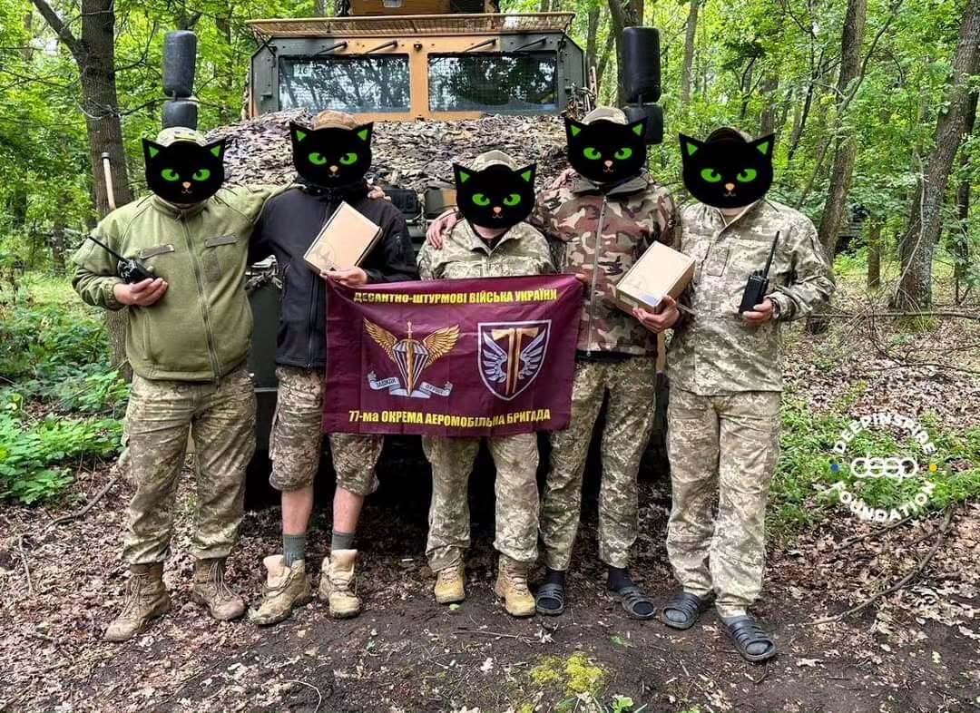  DeepInspire передали дві рації Motorola захисникам з 77-ї ОМБр.