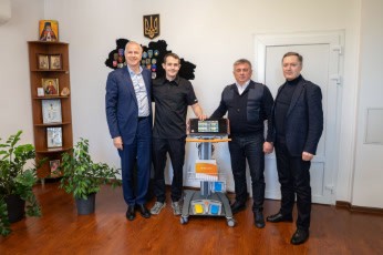5 травня 2026-го голова правління ПриватБанку Мікаель Бьоркнерт під час візиту на Черкащину передав КНП «Черкаська обласна лікарня» електрохірургічну систему BOWA ARC 400. Банк спрямував на закупівлю кошти програми «Невідкладний донат»; вартість апарата — понад 2,2 млн грн.