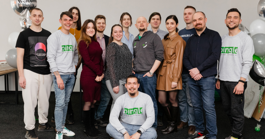 В перші дні була неймовірна кількість роботи для волонтерів Pingle Studio: вони збирали одяг, шукали по місту рідкісні ліки, закуповували та відвозили продукти для біженців та військових. У волонтерському центрі також було багато фізичної роботи — сортування одягу та харчів, завантаження автівок, приготування інгредієнтів для маскувальних сіток та «Бандера-смузі». 