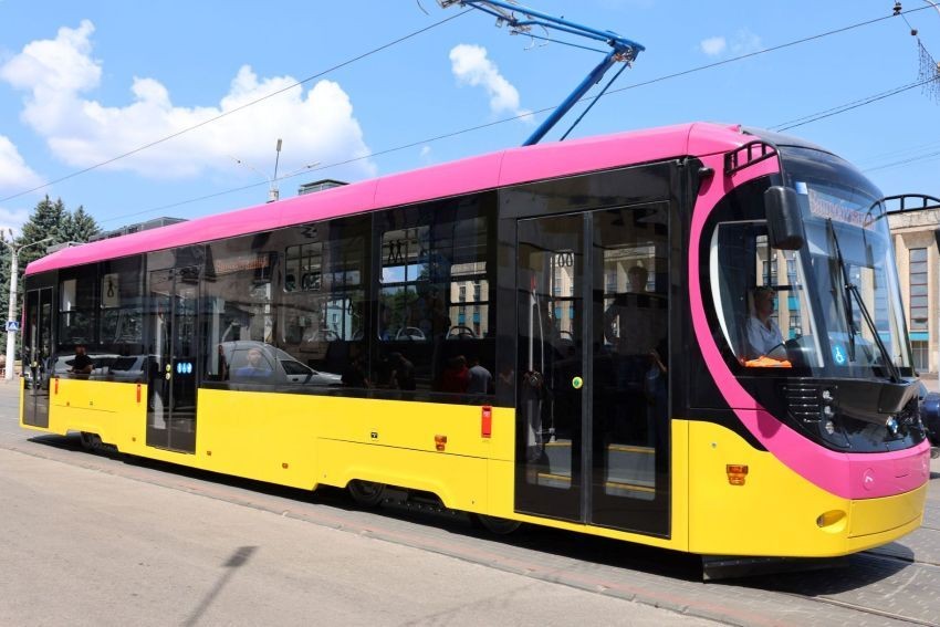У серпні 2026-го група Метінвест виділила понад 50 млн грн на співфінансування закупівлі 17 нових трамваїв для Кам’янського. Перший вагон уже прибув до міста й виходить на маршрут №1; до кінця року очікують ще шість, решту — у 2027-му. Закупівлю також профінансували Європейський інвестиційний банк і міський бюджет.