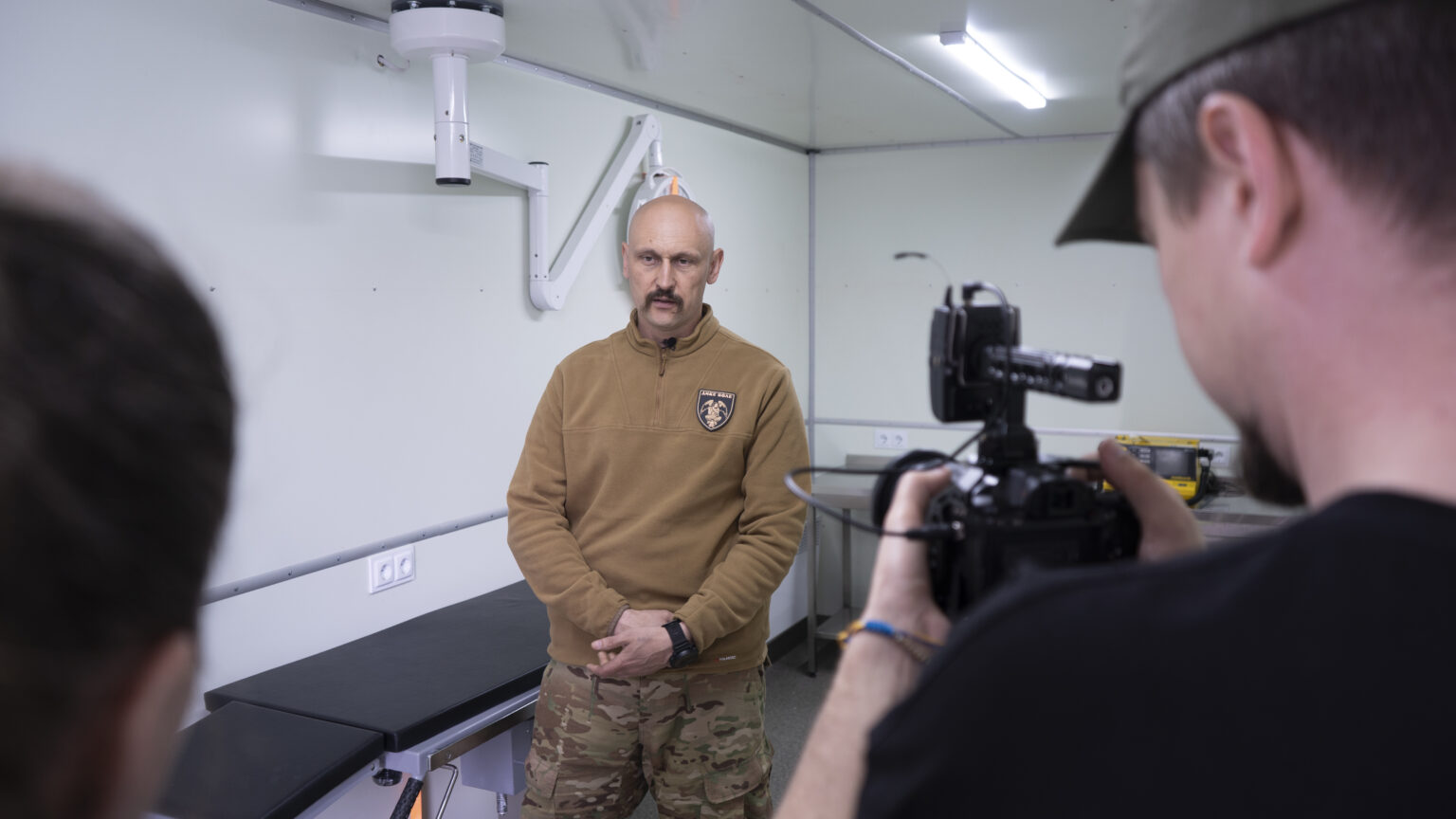 Харківська волонтерська ініціатива «CodeIT4Life» створила третій мобільний шпиталь для бойових медиків. Його було передано медикам розвідгрупи «Дике Поле 1 ОШБ «Да Вінчі». 
Кожен мобільний шпиталь зроблений на базі 20-футових корабельних контейнерів, що були додатково утеплені та оснащені всіма необхідними медичними засобами та обладнанням як повноцінна операційна. У кожному з них встановлено конвектори, кондиціонери, які забезпечують необхідну температуру для проведення операцій, розетки для обладнання та посилену розетку під генератор. Важливою складовою є наявність бактерицидних ламп та герметичних дверей, що допомагають зберігати умови, наближені до операційних. 
Також встановлені меблі з нержавіючої сталі, операційний стіл та лампа. Стеля, стіни та підлога зроблені з матеріалів, які легко миються. Крім цього, шпиталь обладнаний дефібрилятором.
