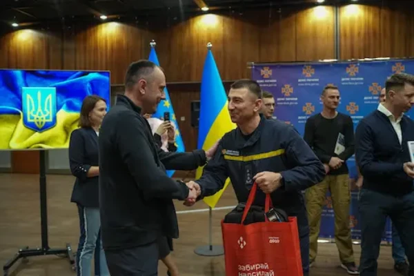 Нова пошта зустрілася з ДСНС з нагоди свята Дня рятівника.
На дружній зустрічі подякували одне одному за плідну співпрацю, згадали ультрамарафон та відзначили приємними подарунками Володимира Сковородку, який пробіг 850 км від Києва до Варшави, та його колег-рятувальників.

