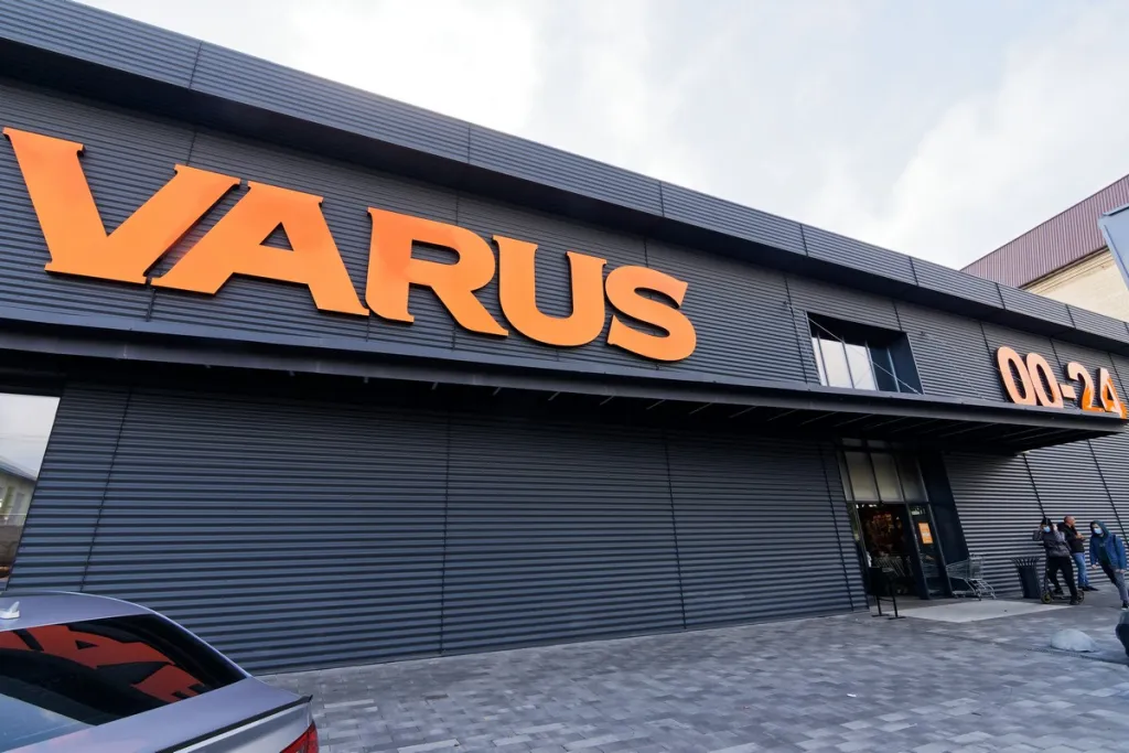 З початку повномасштабного вторгнення на момент червня 2023 року VARUS задонатив 23 млн. грн на ЗСУ та допомогу дітям. Команда VARUS формувала та передавала продовольчі набори переселенцям, військовослужбовцям ЗСУ, територіальній обороні та лікарням, надавала корм притулкам для тварин, забезпечувала продуктами та засобами гігієни жителів окупованих та пізніше деокупованих міст. До благодійності залучали й клієнтів мережі — покупці VARUS могли перерахувати свої кошти на допомогу армії або “підвісити” продуктові набори для тих, хто їх потребував. 
Також VARUS долучився до благодійного проєкту «Дитинство без війни», який покликаний допомогти з евакуацією українських дітей до Туреччини. За час існування проєкту сотні дітей з інтернатів переїхали в Анталію, де вони і на сьогоднішній день отримують гідні умови проживання, збалансоване харчування, а головне — спокій та безпеку. 
З появою платформи United 24 мережа VARUS регулярно бере участь у масштабних зборах. Так, ритейлер задонатив на створення першого у світі флоту морських дронів та на придбання «Ловця шахедів». Компанія також фінансово підтримала проєкт «Міць. Українська кам’яна», мета якого зібрати кошти на дрони-камікадзе для Головного управління розвідки України.