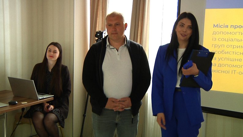 PLATMA бере участь в навчанні дітей та підлітків у Житомирі в межах безкоштовної онлайн-школи з IT. Проєкт організували BoostHubUa спільно з Main Academy. Він орієнтований на дітей-переселенців, з дитячих будинків та з малозабезпечених сімей – їх безкоштовно навчають IT-професіям, аби у майбутньому вони мали змогу потрапити на стажування до українських та міжнародних IT-компаній.