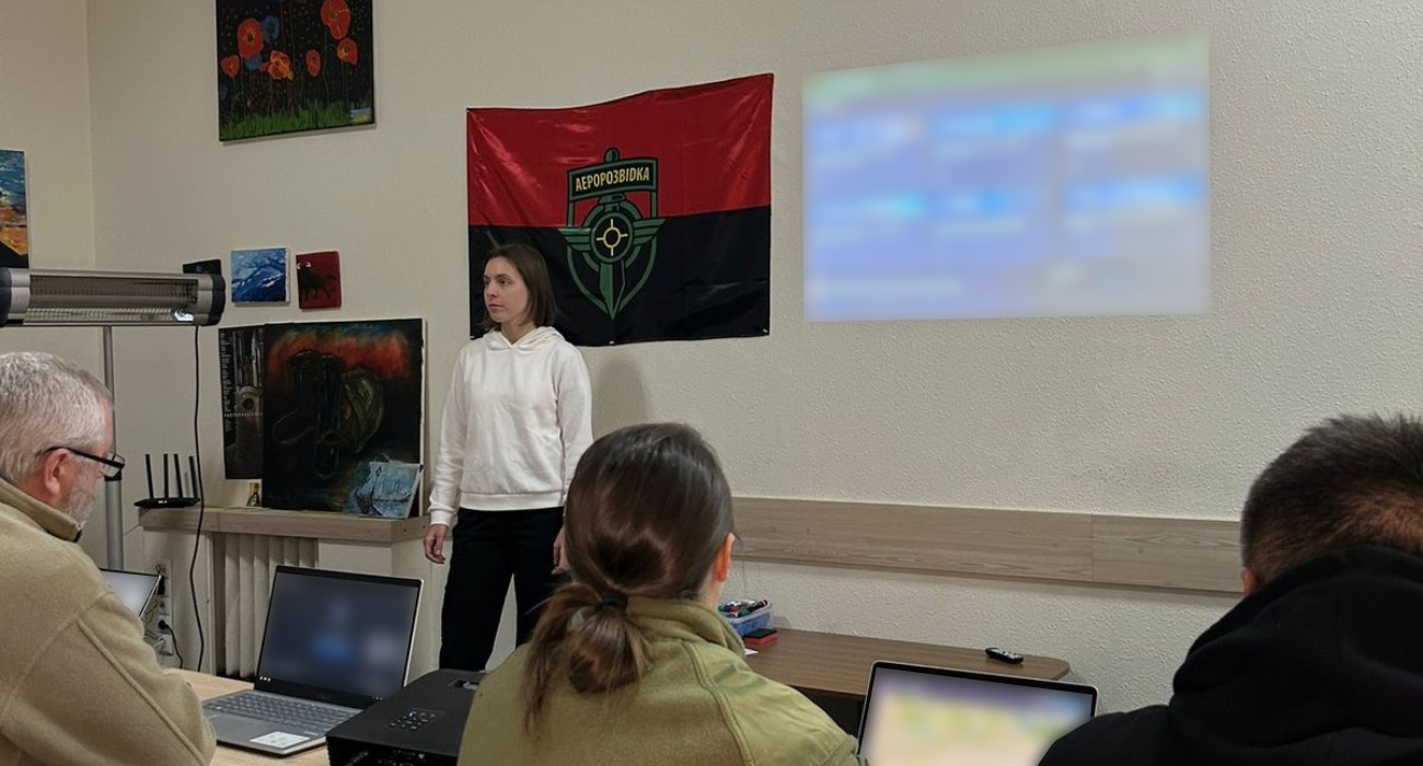 Мережа «Фокстрот» першою долучилася до спільного з ГО «Аеророзвідка» збору «Гривню кидай — військового навчай», передавши 500 000 грн. Ще частину коштів внесли клієнти мережі та інші українці. За даними компанії, збір допоміг зміцнити IT-знання 2000 військових.