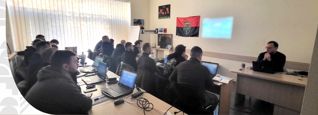 Мережа «Фокстрот» першою долучилася до спільного з ГО «Аеророзвідка» збору «Гривню кидай — військового навчай», передавши 500 000 грн. Ще частину коштів внесли клієнти мережі та інші українці. За даними компанії, збір допоміг зміцнити IT-знання 2000 військових.