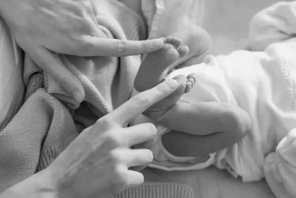 Нова пошта виступила логістичним партнером благодійного проєкту для новонароджених та породіль
Компанія забезпечує безкоштовну доставку 10 000 наборів для немовлят від фонду BGV Генадія Буткевича. Набір містить дитячий одяг, спальники, підгузки, пляшечки, соски, килимки для пеленання, гігієнічні засоби, а також дитяче харчування та смаколики для мам.
