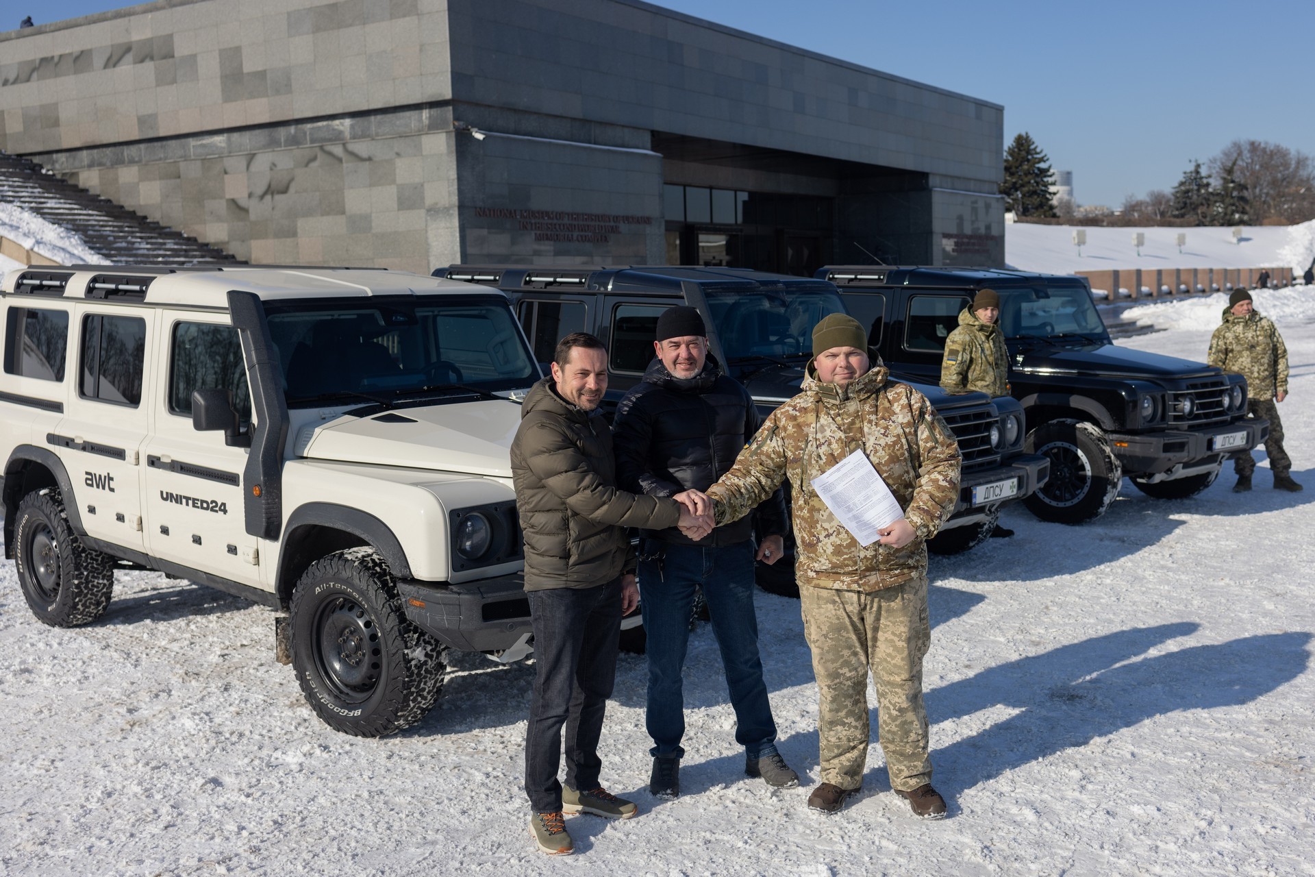 У 2026 році «АВТ Баварія» передала державним структурам шість позашляховиків загальною вартістю 16 057 000 грн. Три пікапи INEOS отримав Координаційний штаб з питань поводження з військовополоненими, а три високопрохідні автомобілі INEOS Grenadier — Державна прикордонна служба України.