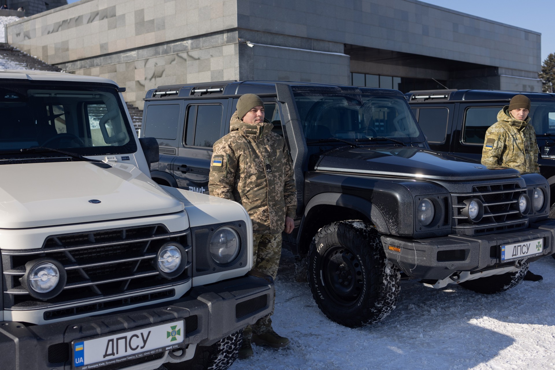 У 2026 році «АВТ Баварія» передала державним структурам шість позашляховиків загальною вартістю 16 057 000 грн. Три пікапи INEOS отримав Координаційний штаб з питань поводження з військовополоненими, а три високопрохідні автомобілі INEOS Grenadier — Державна прикордонна служба України.