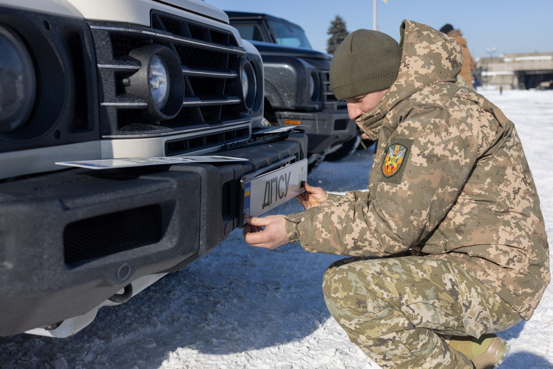 У 2026 році «АВТ Баварія» передала державним структурам шість позашляховиків загальною вартістю 16 057 000 грн. Три пікапи INEOS отримав Координаційний штаб з питань поводження з військовополоненими, а три високопрохідні автомобілі INEOS Grenadier — Державна прикордонна служба України.