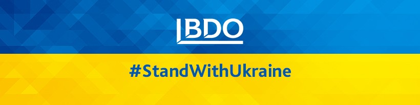 Cпівробітники компанії БДО в Україні:

- Донатили на потреби ЗСУ, зокрема у фонди «Повернись живим», «Фонд Сергія Притули», «Рахунок НБУ на потреби армії», а також тисячі інших фондів і волонтерських запитів. Донатили на дрони, БПЛА, автомобілі, планшети та ноутбуки, бронежилети, воєнну амуніцію та багато іншого військового спорядження і, навіть, на супутник.
- Допомагали все знаходити, доправляти із-за кордону та доставляти на передову бійцям (зокрема безпілотник Mavic 3 fly More Combo, автомобіль SSANGYONG REXTON). За скромними підрахунками, загальна сума донатів співробітниками на потреби ЗСУ за шість місяців війни склала 3,5+ млн грн.
- Допомагали будувати та чергували на блокпостах Територіальної оборони (ТРО) по всій Україні.
- Плели маскувальні сітки для ЗСУ, шили одяг для військових, заготовки для бронежилетів і аптечок.
- Надавали допомогу військовим медикам на фронті (закупівля необхідних медикаментів за переліком та відправлення їх на передову). Також допомагали лікарням і пологовим будинкам у містах, які зазнали ворожих атак.
- Збирали і передавали продукти та готували їжу для військових, тероборони та переселенців.
- Допомагали людям виїхати з-під обстрілів та знайти притулок на безпечних територіях. Колеги, які перебували в безпечних регіонах, проводили години в Інтернеті в пошуках житла в різних регіонах України. Хтось надавав своє власне житло у Дніпрі та Києві переселенцям з Маріуполя, Бердянська, Харкова та багатьох міст і селищ Східного та Південного регіонів.
- Допомагали фінансово та фізично, притулкам для тварин та зоопаркам по всій Україні.
- Діти співробітників малювали малюнки та робили різні вироби для бійців, які захищають Україну.
- ІТ-фахівці компанії долучалися до лав добровольців на кібер-фронті, адже війна ведеться не тільки фізичною зброєю.
Ми підтримуємо економічний фронт країни тим, що попри все, продовжували працювати та сплачувати податки, які вкрай необхідні державі нині. Деякі співробітники відмовилися від щомісячної допомоги для внутрішньо переміщених осіб, щоб хоч маленьким вкладом підтримати економіку України.

Окрім всеукраїнських організацій, також допомагали «точково», за конкретними запитами військових частин, у лавах котрих також захищають Україну колеги (і навіть колишні колеги). Наприклад, у квітні місяці волонтери БДО в Україні передали в Авдіївку бронежилети для воїнів ЗСУ. А восени, за запитом свого колеги воїна-аудитора замовили виготовлення і направили на передову ложементи для артилерії, щоб захисники залишалися максимально мобільними. Партнерська організація «Баланс Бізнес Букс» надсилала літературну гуманітарну допомогу в госпіталі аби наші воїни під час реабілітації могли за книгою відволіктися від новин сьогодення. 