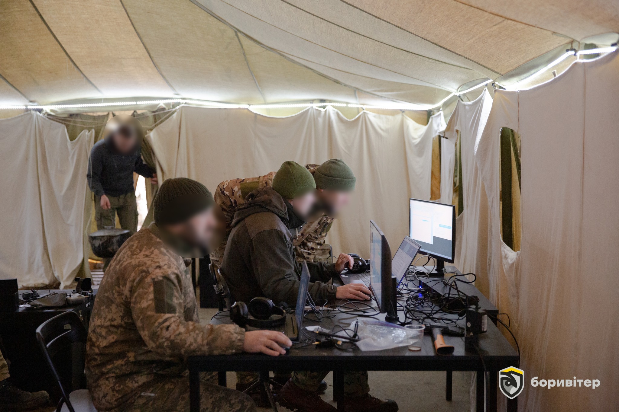 BotsCrew зробила пожертви у військову школу "Боривітер".