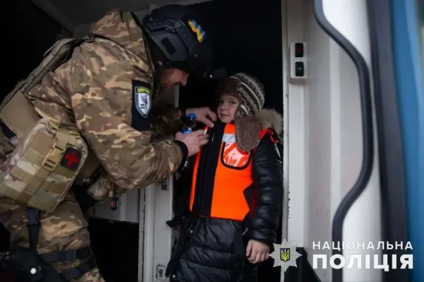 Нова пошта профінансувала виробництво 250 дитячих аптечок, вартістю 712 500 грн, для комплектації евакуаційних група «Білий Янгол» , підпорядкованих Ювенальній поліції України. Ці спецекіпажі поліції рятують людей на найгарячіших напрямках та надають першу медичну допомогу.