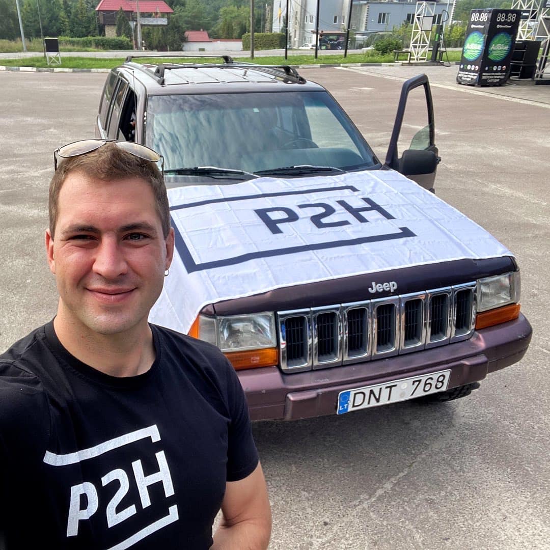 Команда P2H передала вже другу автівку, яку вона придбала замість святкування Дня народження компанії. Це був автомобіль Jeep для бійців 92-ї окремої механізованої бригади.
