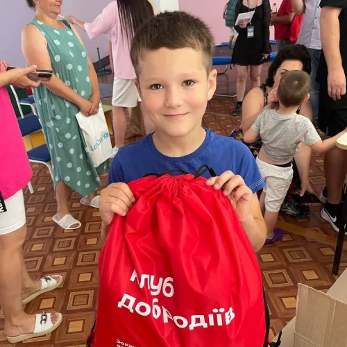 Діти звикли чути повітряні тривоги, знають класифікацію авіабомб і вміють розрізняти звук шахеда. Щоб подарувати дітям трохи позитиву, у серпні 2024 року Нова пошта власним коштом доставила від волонтерів фонду "Клуб Добродіїв" рюкзачки з підтримкою для більш ніж 600 дітей. 